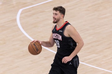 开云体育官网-效率是真低！申京上半场11中4得到8分10板1助 罚球2中0